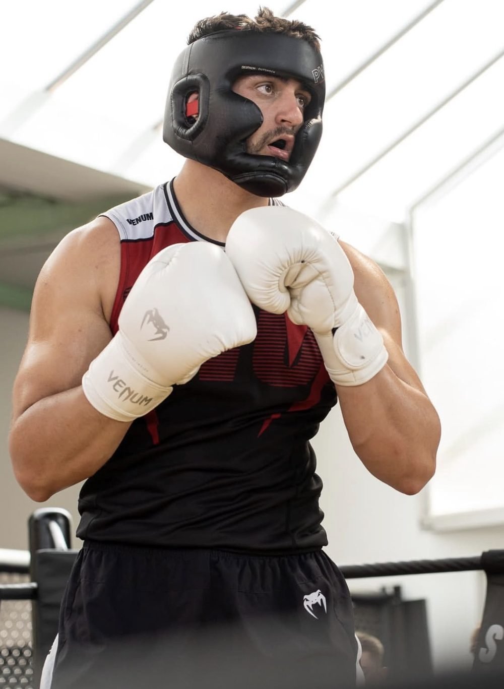 Boxeur en garde sur le ring du Tactical Fight Team Albi