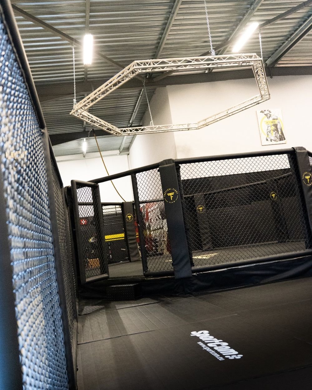 La cage de combat sur podium du Tactical Fight Team Albi