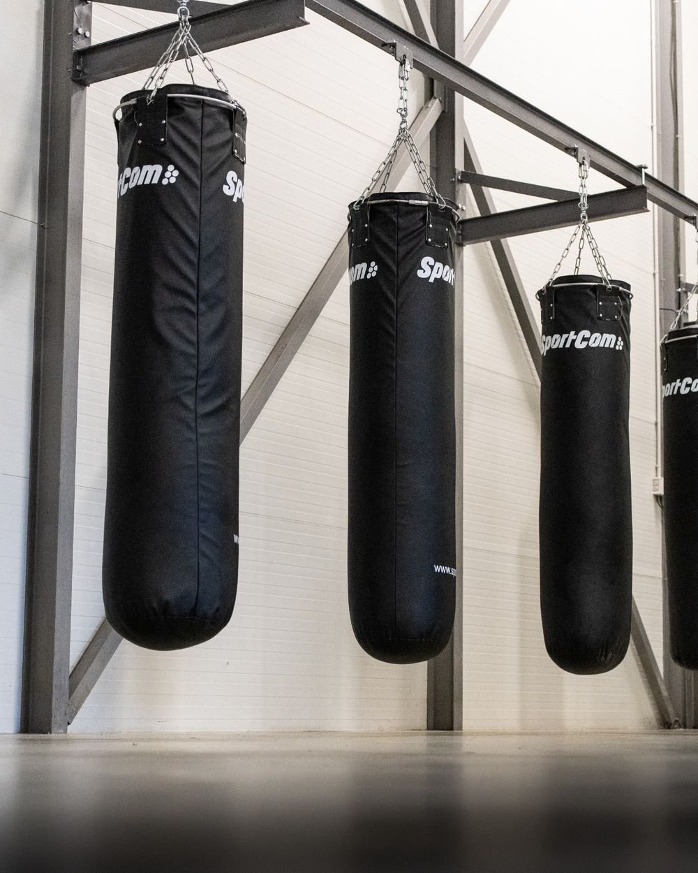 Les sacs de frappe de la salle du Tactical Fight Team Albi